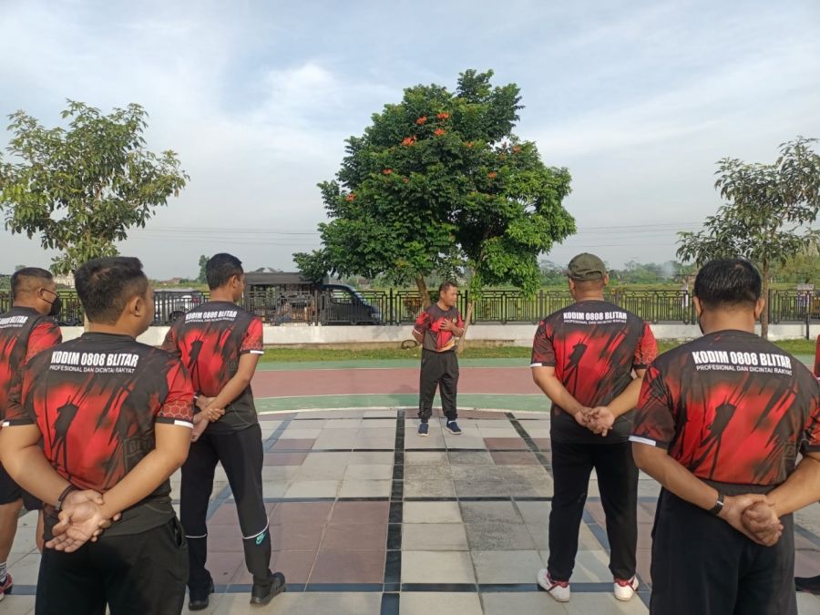 Agar Kesehatan Tetap Prima, Anggota Kodim 0808/Blitar Gelar Olahraga Bersama