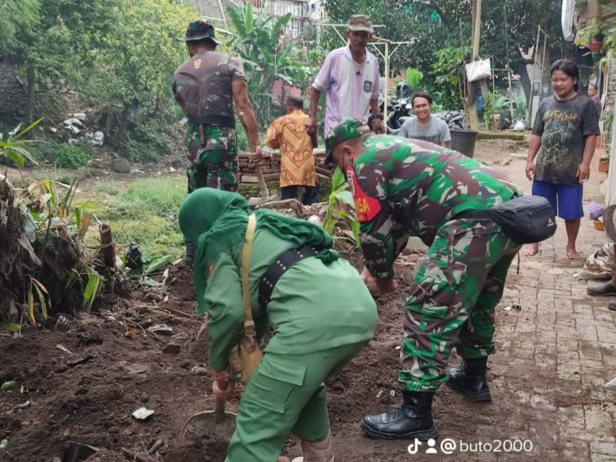 Aksi Babinsa Klojen Bersama Warga Bersihkan Bantaran Sungai Brantas