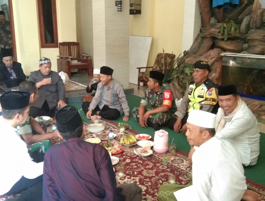Anggota Polsek Poncokusumo Sambang dan Dialogis ke Tokoh Agama Bersama Tiga Pilar Jaga Kamtibmas