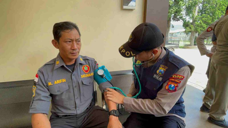 Antisipasi Kelelahan, Urkes Polres Batu Lakukan Cek Kesehatan Petugas Pengamanan