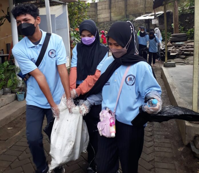 Atasi Banjir, Mahasiswa IBU Lakukan GASS dan Tanam Pohon di Bareng Klojen
