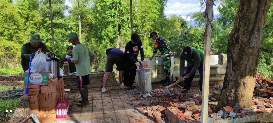 Babinsa Bersama Warga Karya Bakti Pemugaran Makam Pendiri Desa Bumiayu