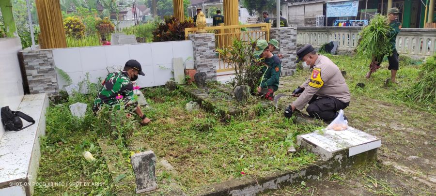 Babinsa Koramil Kedungkandang Bersama Warga Gotong Royong Bersihkan TPU