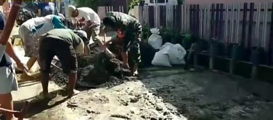 Babinsa Koramil Klojen Laksanakan Karya Bakti Bersama Warga