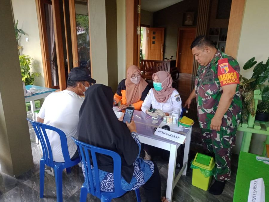 Babinsa Koramil Talun Dampingi Tenaga Medis Cek Kondisi Kesehatan Warga Di Wilayah Binaan
