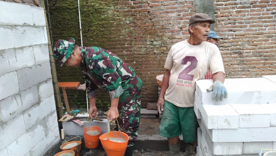 Babinsa Permanu Bersama Warga Gelar Bakti Sosial Bedah Rumah Milik Warga Kurang Mampu