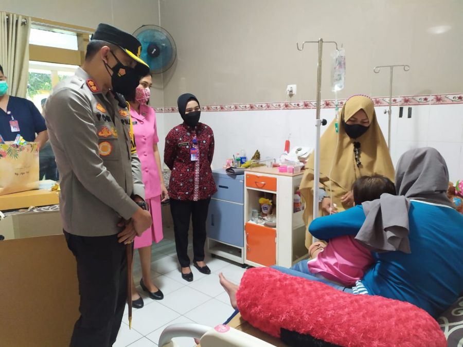 Balita Korban Kasus Penganiayaan Dijenguk Kapolres Batu di RS Bhayangkara Hasta Brata