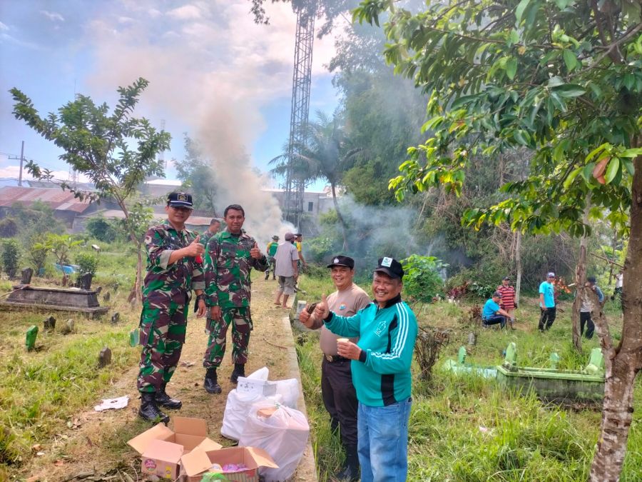 Bersama Masyarakat, Babinsa Dan Bhabinkamtibmas Bersihkan Makam Muslim