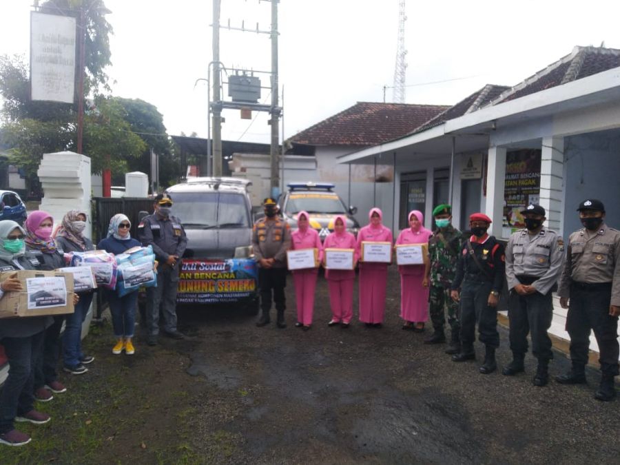 Bersama Muspika, Kapolsek Pagak Berangkatkan Bantuan Korban Erupsi Semeru