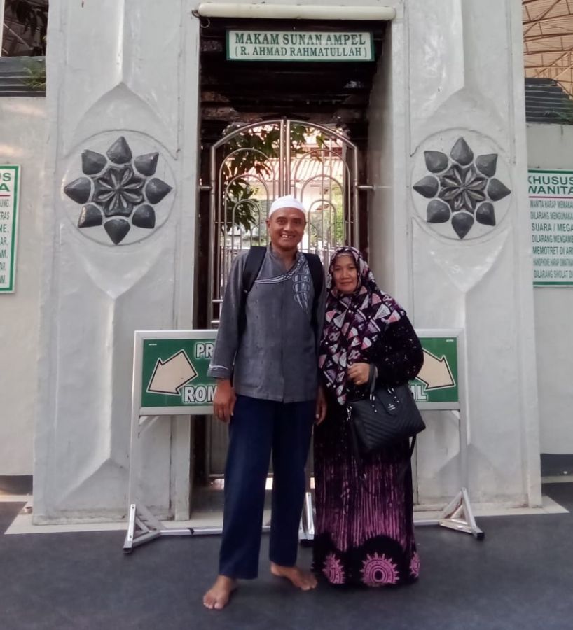 Bersama Sang Istri Tercinta, H. Kusworo Ziarah ke Wali Limo Naiki Sepeda Motor