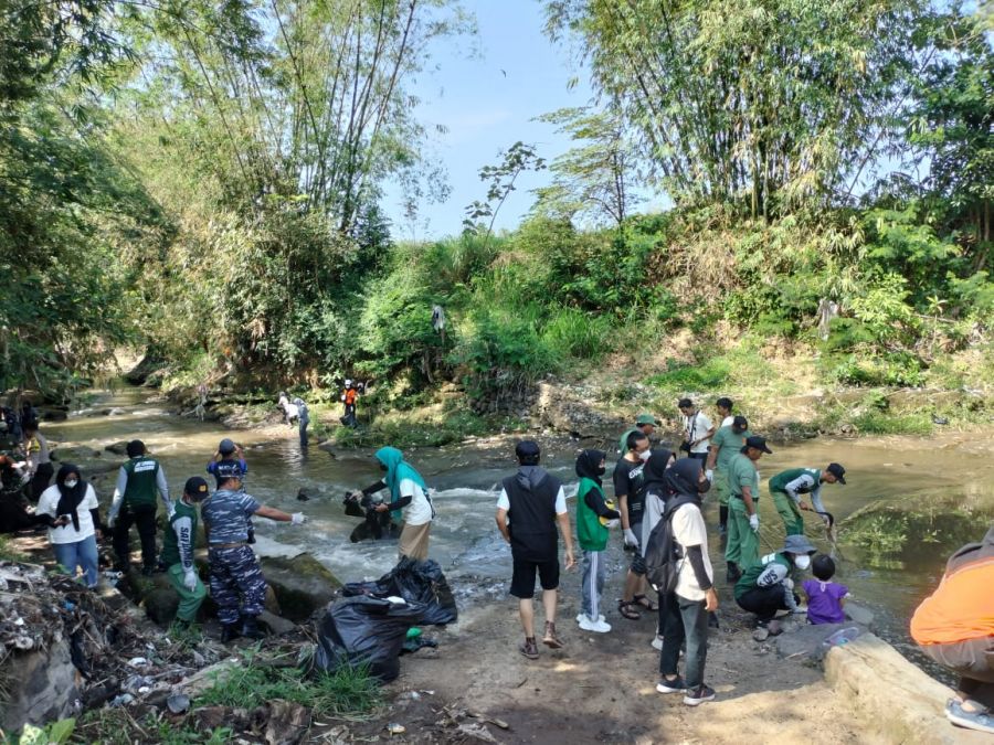 Bersama Warga, Babinsa Merjosari Bersihkan Bantaran Sungai Metro