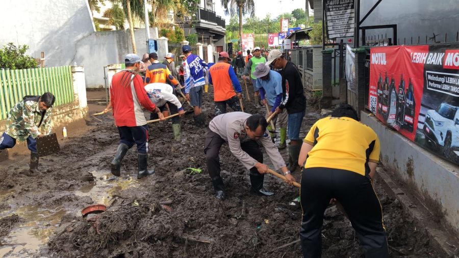Bersihkan Lumpur Akibat Banjir, Kapolres Batu : Sinergitas Polres Batu Bersama Instansi Terkait
