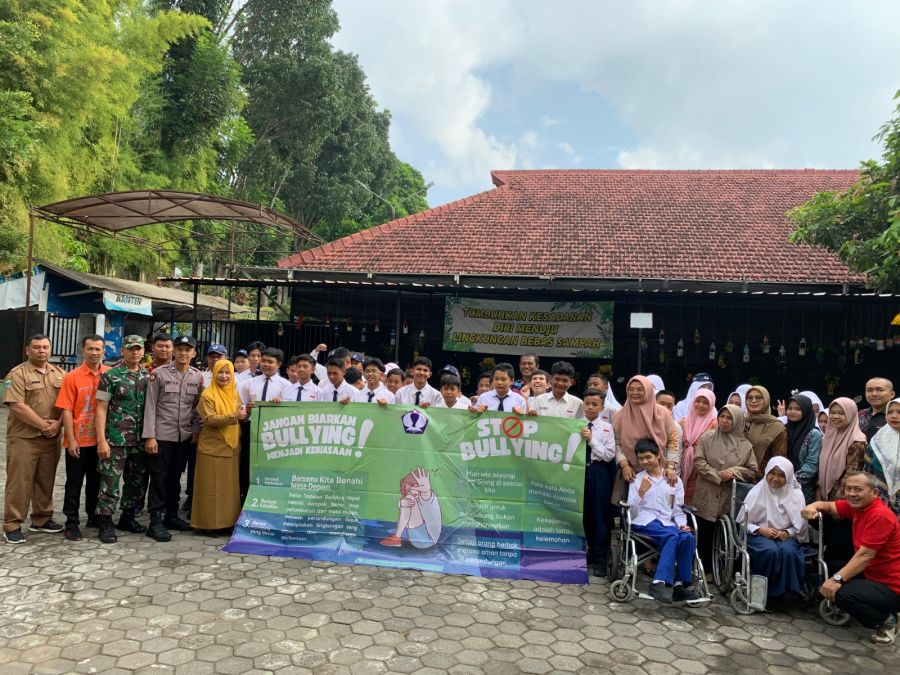 Bhabinkamtibmas Pasang Banner di Sekolah, Ingatkan Siswa Bahaya Perundungan dan Antisipasi Bullying