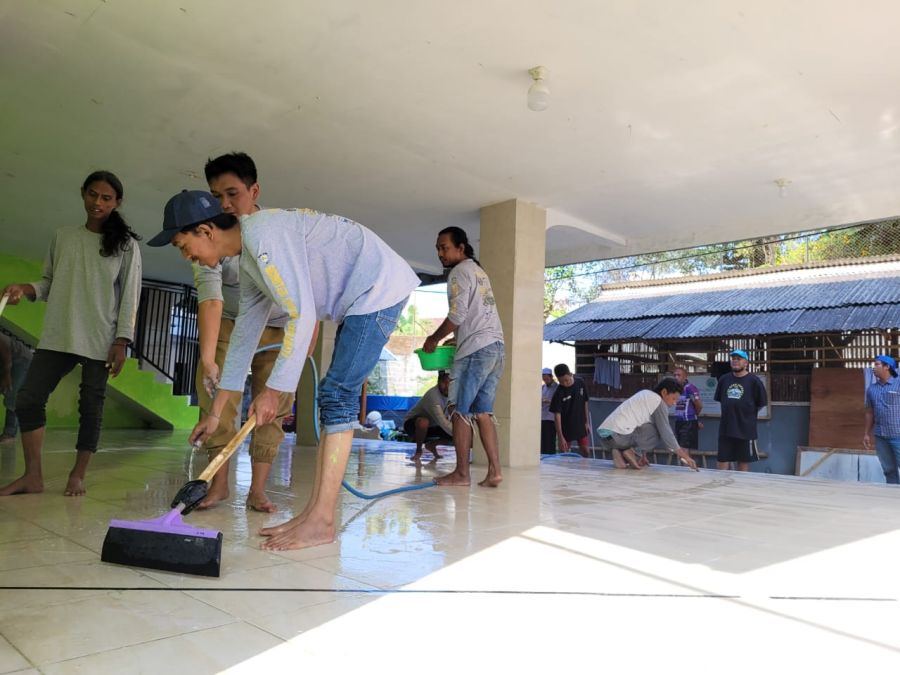 Baksos Musala Ponpes Al Hidayah Kota 3 Batu, Komunitas Scooter Engine Surabaya Bagikan Alat Shalat