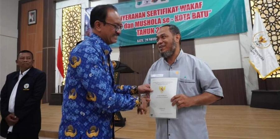 BPN Kota Batu Serahkan Sertifikat Wakaf Masjid dan Musala 2023