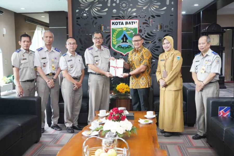 BPN Serahkan 40 Sertifikat Tanah Jalan Milik Pemerintah Kota Batu