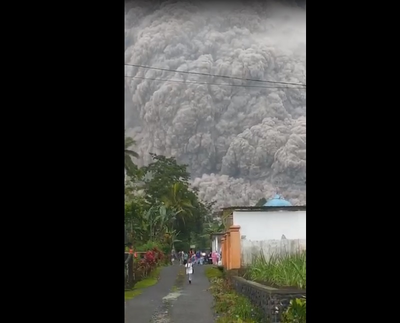 BREAKING NEWS! Gunung Semeru di Lumajang Meletus