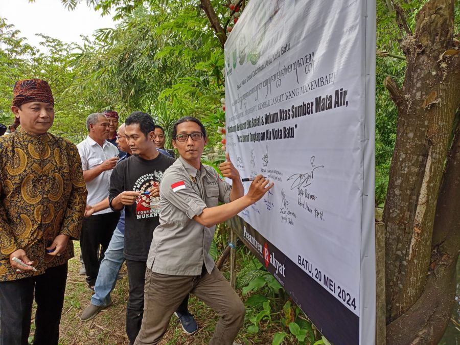 Bubuhkan Petisi, Dian Ketua IWO Kota Batu Dukung Pelestarian Ekosistem Lingkungan Sumber Mata Air