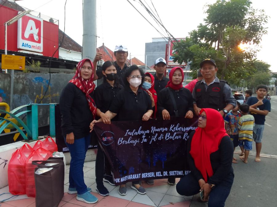 Bulan Ramadhan, Pokmas Berseri Bagikan Takjil Gratis Bagi Pengguna Jalan Kartini Surabaya