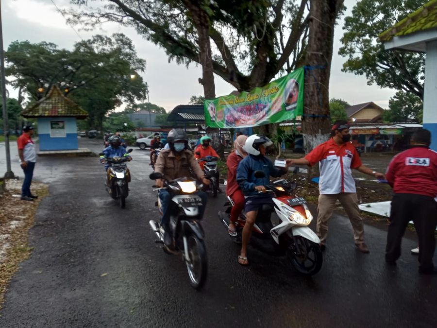Bulan Suci Ramadhan, LSM LIRA Berbagi Takjil dan Masker