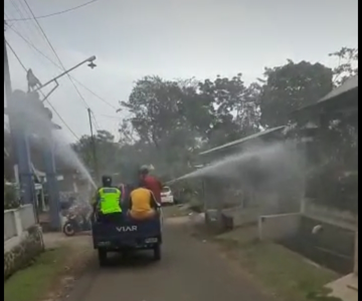Cegah Penyebaran Covid-19, Pemdes Argosari Lakukan Penyemprotan Desinfektan