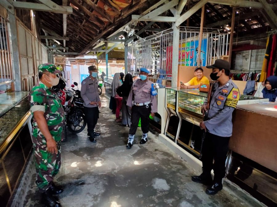 Ciptakan Situasi Aman dan Kondusif, Anggota Koramil Ponggok Gelar Patroli Gabungan