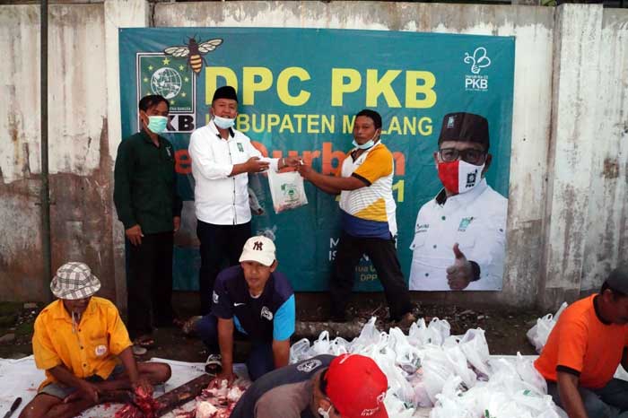 Dalam Rangka Harlah PKB ke -23, DPC PKB Bagikan Daging Kurban dan 500 Paket Sembako