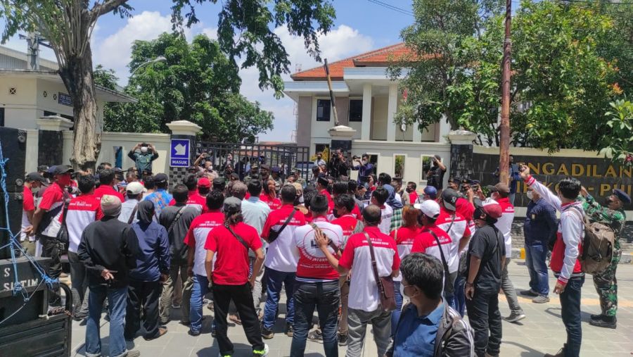 Demo DPW LSM LIRA Jatim Kawal Persidangan Bupati Probolinggo
