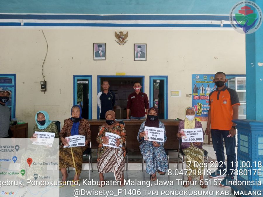Diakhir Tahun 2021, Pemdes Ngebruk Bagikan BLT DD Kepada Warga