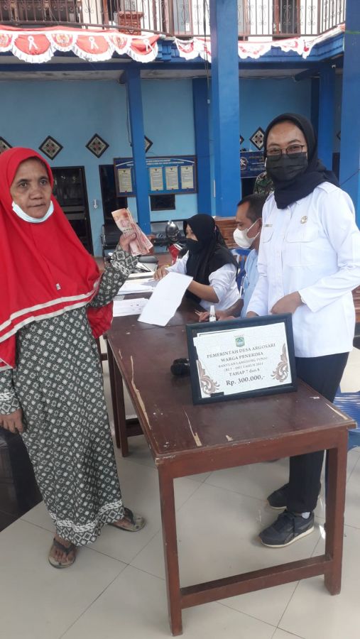 Dibalik Bantuan BLT DD Ada Tangis Bahagia Wanita Tua