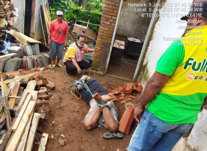 Diduga Depresi, Seorang Anak Bacok Bapak Kandung Hingga Tewas