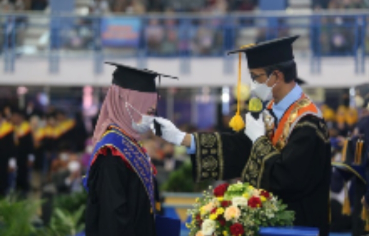 Direktur POLINEMA Kukuhkan 926 Wisudawan Jenjang Sarjana Terapan dan Diploma III