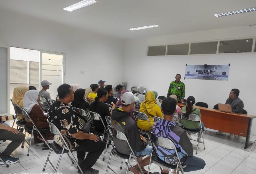 Diskoperindag Bersama Tim Pengabdian Masyarakat UB Gelar Sekolah Pasar