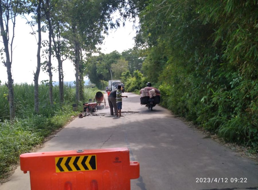 DPUBM Kab. Malang Lakukan Rutinitas Perawatan Jalan Penghubung Desa Dengkol dan Plosokerep