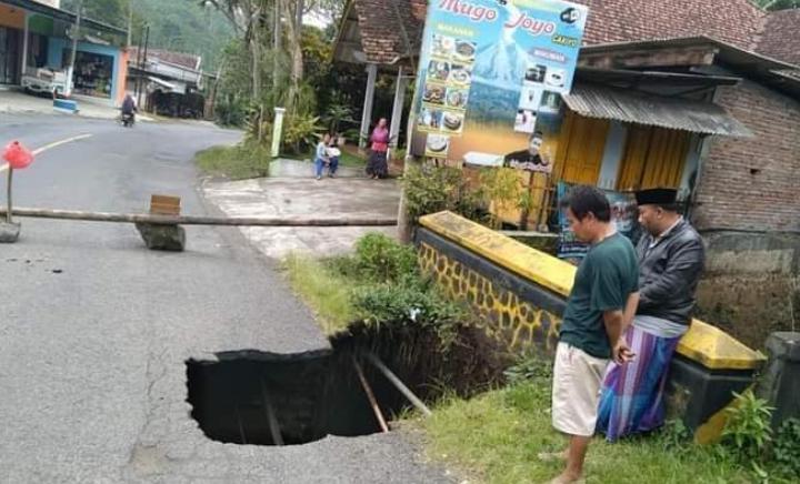 Dua Hari Diguyur Hujan, Badan Jalan di Sidorenggo Ambles