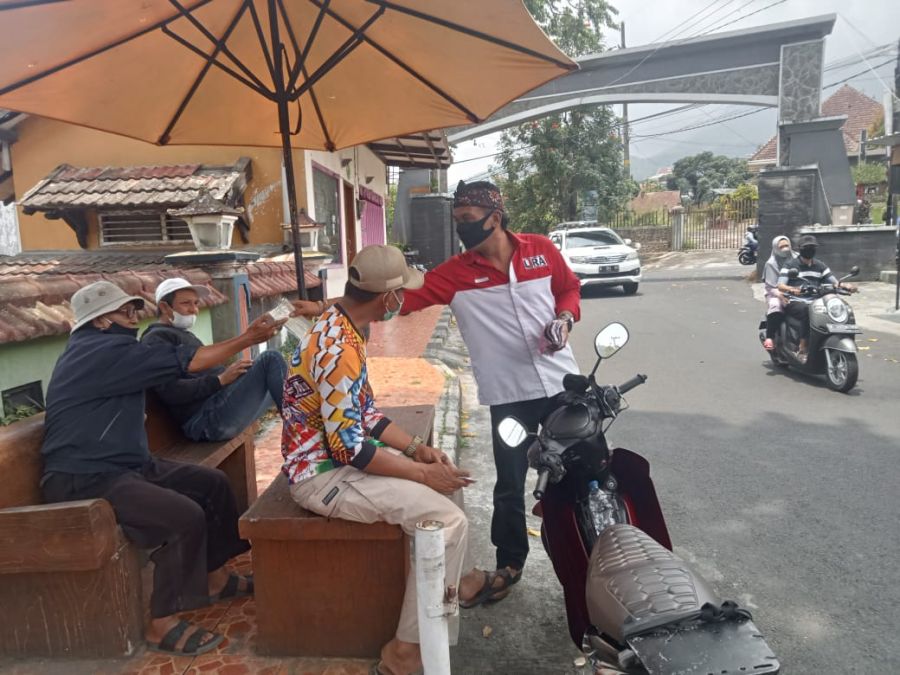 Dukung Program Pemerintah, LSM LIRA Kota Batu Bagikan Masker Gratis