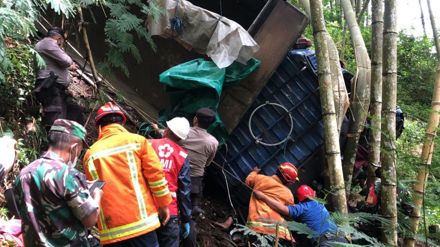 Evakuasi Truk Fuso Masuk Jurang di Songgokerto Berlangsung Dramatis