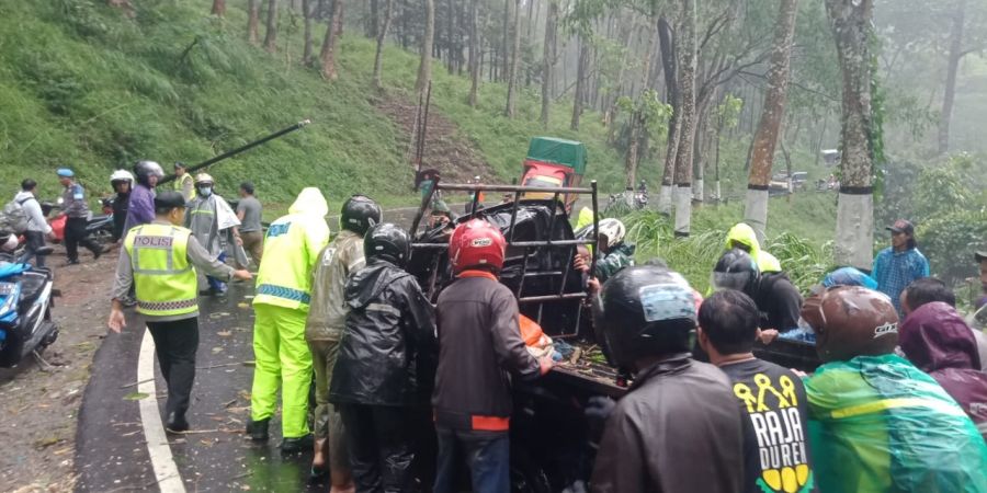 Gerak Cepat Polsek Ngantang Datangi TKP Pohon Tumbang