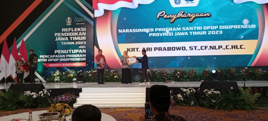 Gubernur Khofifah Indar Parawansa Tutup Kegiatan Peringatan Refleksi Dunia Pendidikan 2023