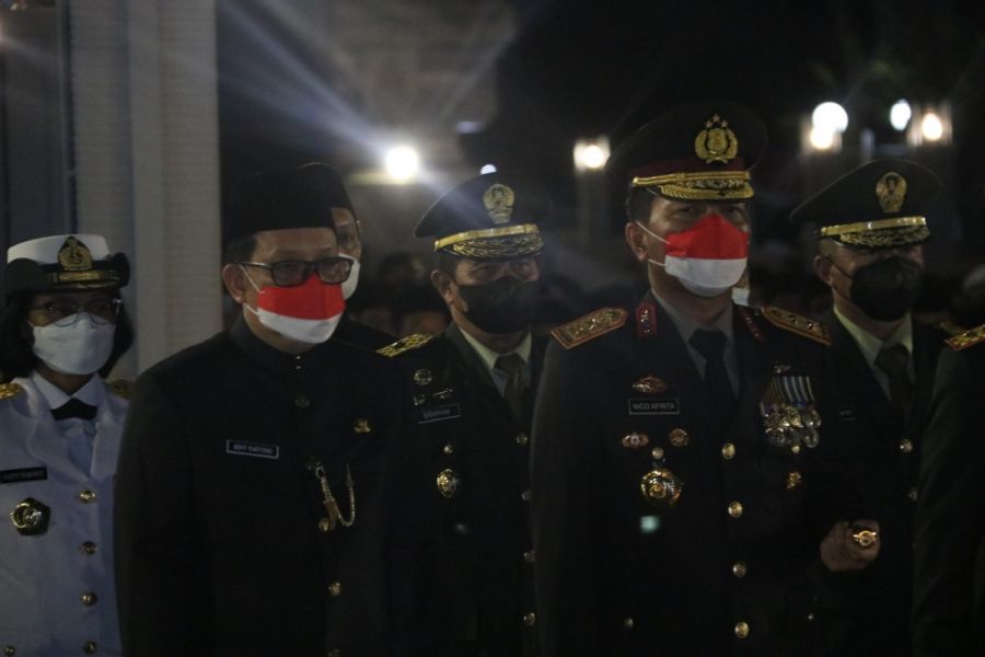 Irdivif 2 Kostrad Bersama Gubernur Jatim Mengikuti Acara Renungan Malam di Surabaya 