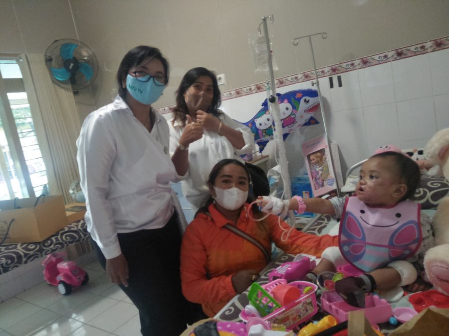 Jajaran DPD Perempuan HKTI Kota Batu Jenguk Balita Korban Penganiayaan