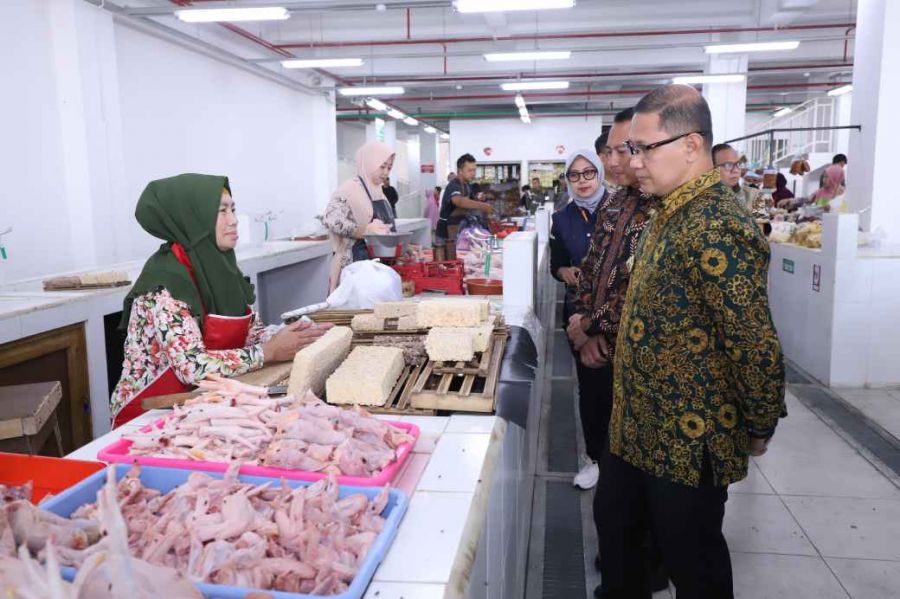 Jelang Akhir Tahun, Pj. Wali Kota Batu Dr. Aries Sidak Pasar Induk Among Tani Pastikan Stok Aman