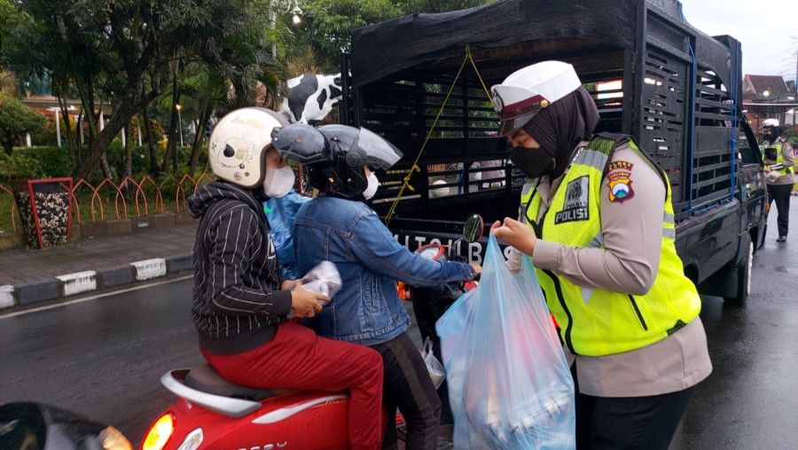 Jelang Berbuka, Satlantas Polres Batu Berbagi Takjil