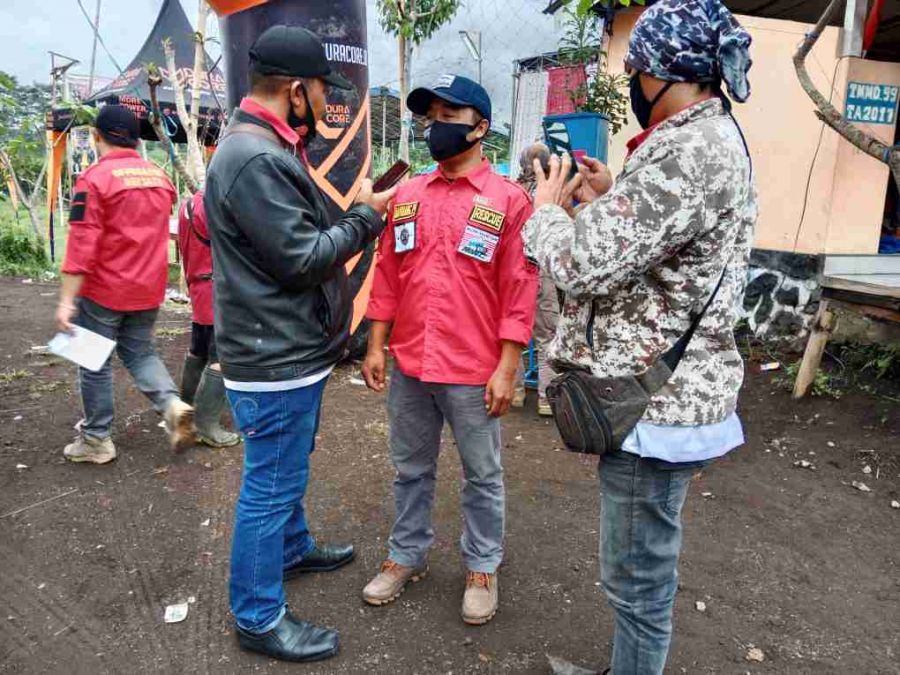 Kades Sumberputih Bersama Komunitas Jeep se-Jawa Timur Gelar Offroad dan Bakti Sosial