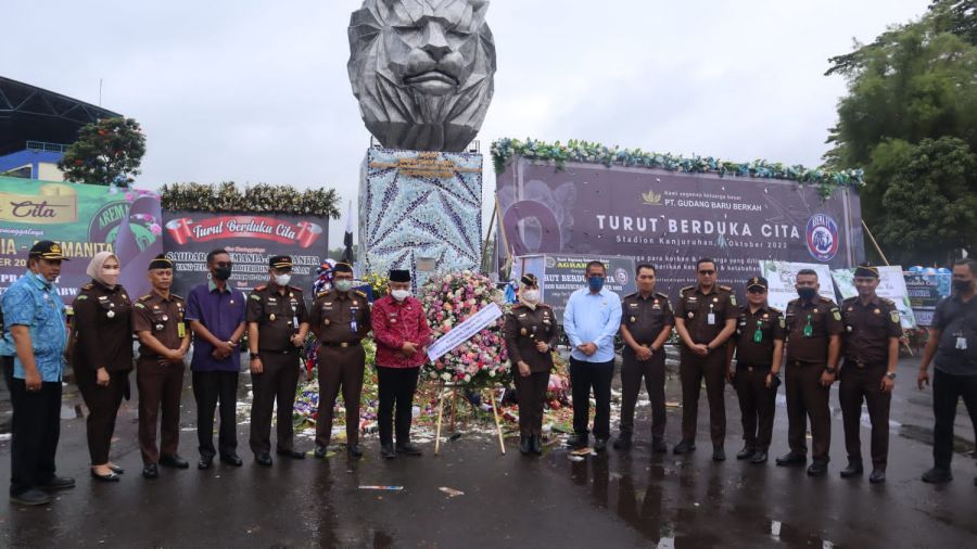 Kajati Jatim Gelar Doa Bersama dan Berikan Santunan Korban Tragedi Stadion Kanjuruhan