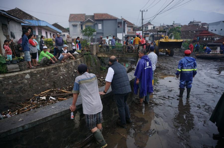 Kali Paron Meluap, Pj. Wali Kota Batu Dr. Aries Agung Paewai Bersihkan Lumpur di Dusun Mberu