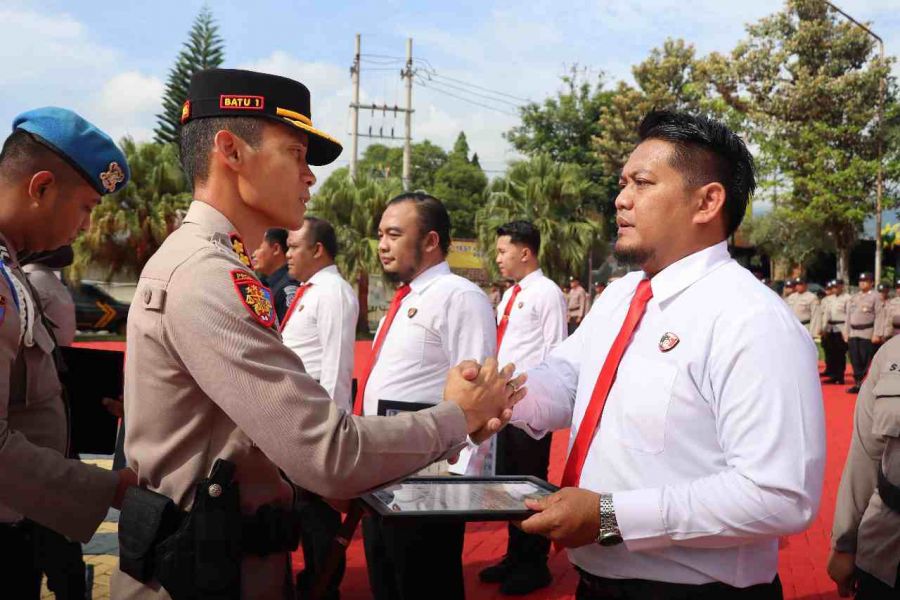 Kapolres Batu Berikan Reward Secara Intens Guna Tingkatkan Semangat Kinerja Anggota