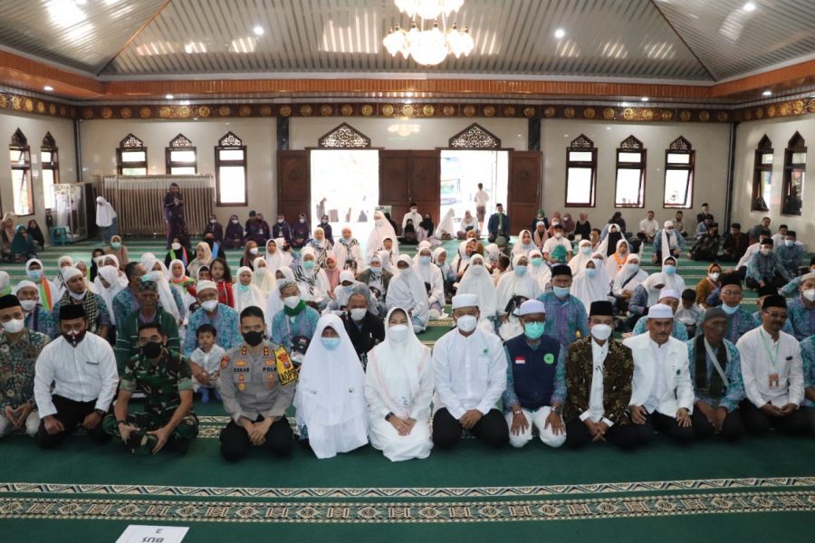 Kapolres Batu Bersama Walikota dan Forkopimda Kota Batu Sambut Kepulangan Jamaah Haji