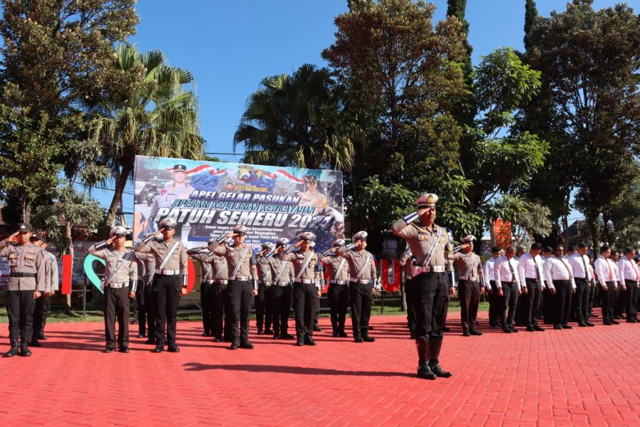 Kapolres Batu Pimpin Apel Gelar Pasukan Ops Patuh Semeru 2024, Tekan Fatalitas Korban Laka Lantas