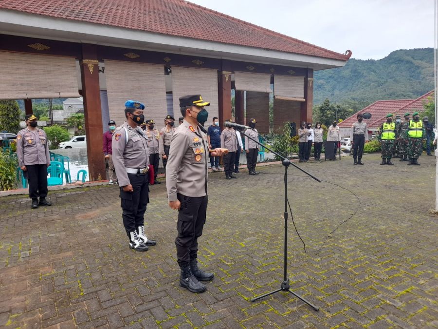 Kapolres Batu Pimpin Apel Pergeseran Pasukan Pengamanan Pilkades Kaumrejo dan Waturejo